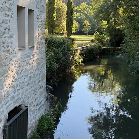Moulin De Carriere, Dans Un Parc De 2 Hectares A Bed and breakfast