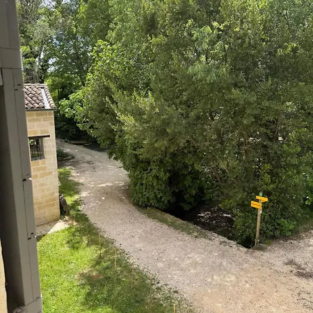 Moulin De Carriere, Dans Un Parc De 2 Hectares A Bed and breakfast